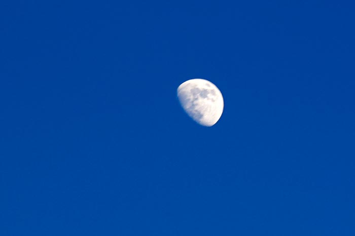 blauer Himmel mit Mond