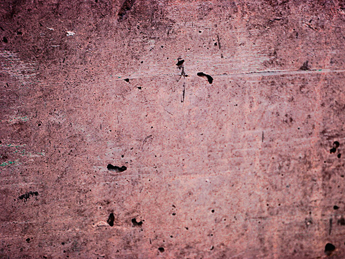 Naturfoto mit abgenutzter Steinmauer in rot-braun